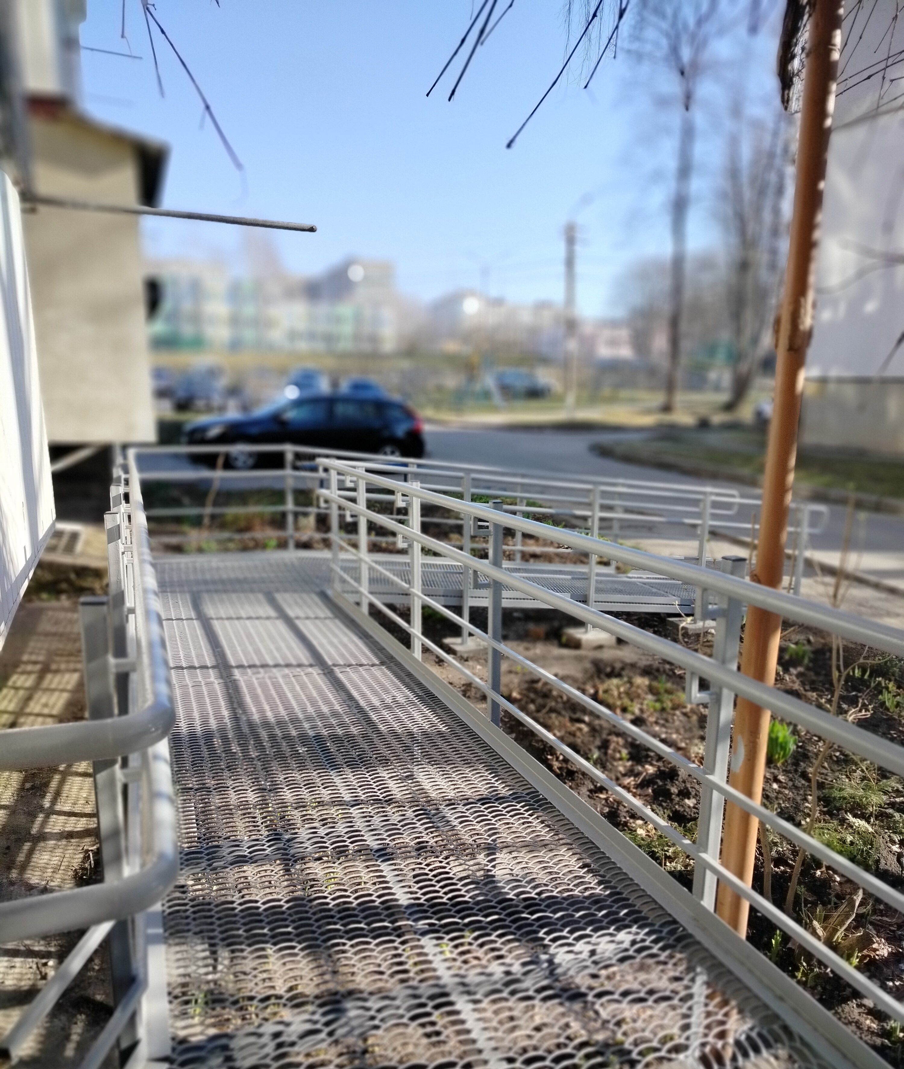 Безбар’єрність. У Вінниці завершили встановлення пандуса біля першого під’їзду багатоповерхівки на А. Первозванного, 52-А